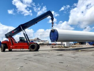 Customise your Kalmar Reachstacker with tailored attachment solutions for your operations