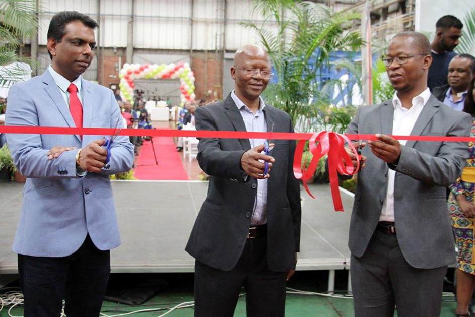 Mr. Amanlal Kumkaran, National Service Executive Manager, Southern Africa, Kalmar Industries, Mr. Themba Gwala, Transnet Port Terminals Chief Operations Officer and Mr. Thamsanqa Jiyane, Transnet Engineering Chief Officer: Advanced Manufacturing, cutting the ribbon.